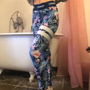 Stronger träningsbyxor  - Säljer mina stronger byxor då de är för små!!💜💜