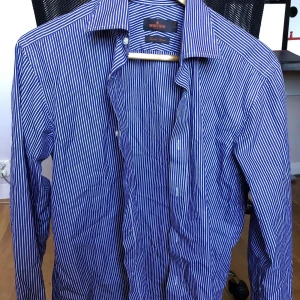 Morris randig skjorta strl S  - Skjorta i bomull från Morris! Bra skick utan fläckar eller hål! Passar bra till sommarens bravader!