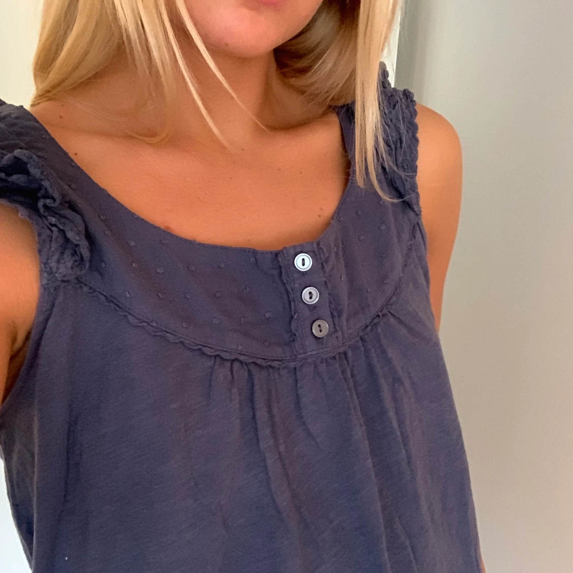 Marinblått linne med broderier - 90