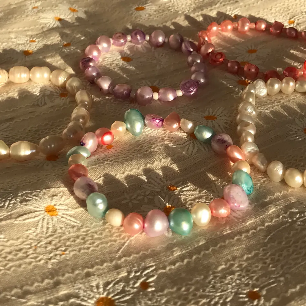 « matin d’été » 119kr ink frakt 🥥 ett handgjort sötvattenspärl-armband i vit, blå, lila och rosa 🦋 enkelt, lyxigt och såå fina färger 🐚. Asusteet.