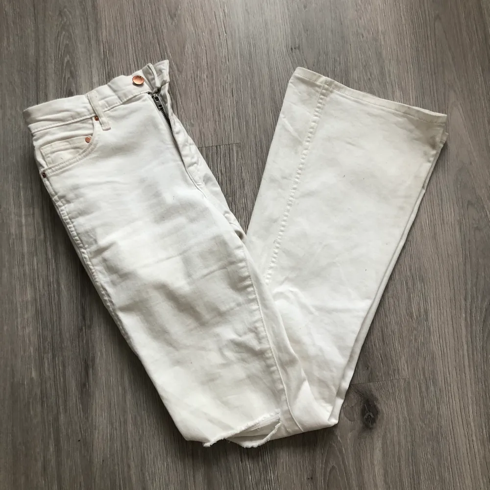 Säljer dessa par härliga bootcut jeans med hål på knäna!🦋 Riktigt snyggt nu att matcha till vårens fina färger⭐️ De är i använt skick med fläckar, men går absolut att användas på nytt!! 🤍 Passar S⚡️. Jeans & Byxor.