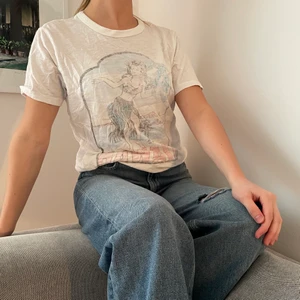 Vintage Levis t-shirt 🤍 - Vintage t-shirt från Levis🤍.                                    Startpris: 120kr, Skriv buden till mig privat eller kommentera på bilden!  Köpare står för frakten (Du bestämmer vilket paket så länge det uppfyller vikt och storleks kraven) Kan även mötas upp mellan Varberg & Göteborg 