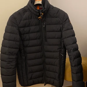 Parjumpers jacka super light weight - Säljer min PJ jacka då jag köpt en ny jacka. Köptes för 4299 för ca 6 månader sedan på Johnells, kvitto o verifikat finns. Använd fåtal gånger inga fläckar eller hål väldigt bra skick. Strl XS men passar även dom som har S