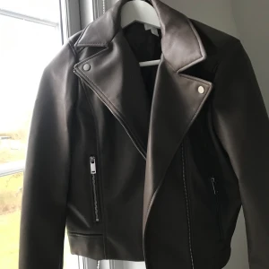 Oversized brun skinnjacka - Oanvänd - Superfin fin brun skinnjacka i strl 42, jag som är strl 36/38 har använt den som en oversized skinnjacka. 199kr elr högst bjudande🌸