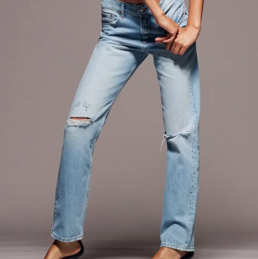 Intressekoll på dessa snygga raka jeans. Helt nya med prislapp kvar men tyvärr försmå för mig🤍jag är vanligvis en 38/40 men får inte på mig dessa så skulle säga att de är väldigt små i storleken, som en 38 ungefär! Nypris: 399kr, buda från 200 eller köp direkt för 500kr💞. Jeans & Byxor.