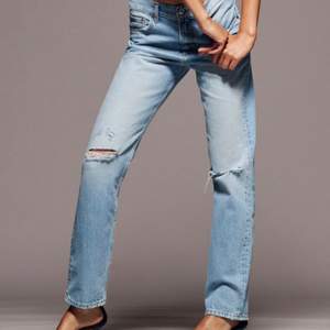 Intressekoll på dessa snygga raka jeans. Helt nya med prislapp kvar men tyvärr försmå för mig🤍jag är vanligvis en 38/40 men får inte på mig dessa så skulle säga att de är väldigt små i storleken, som en 38 ungefär! Nypris: 399kr, buda från 200 eller köp direkt för 500kr💞
