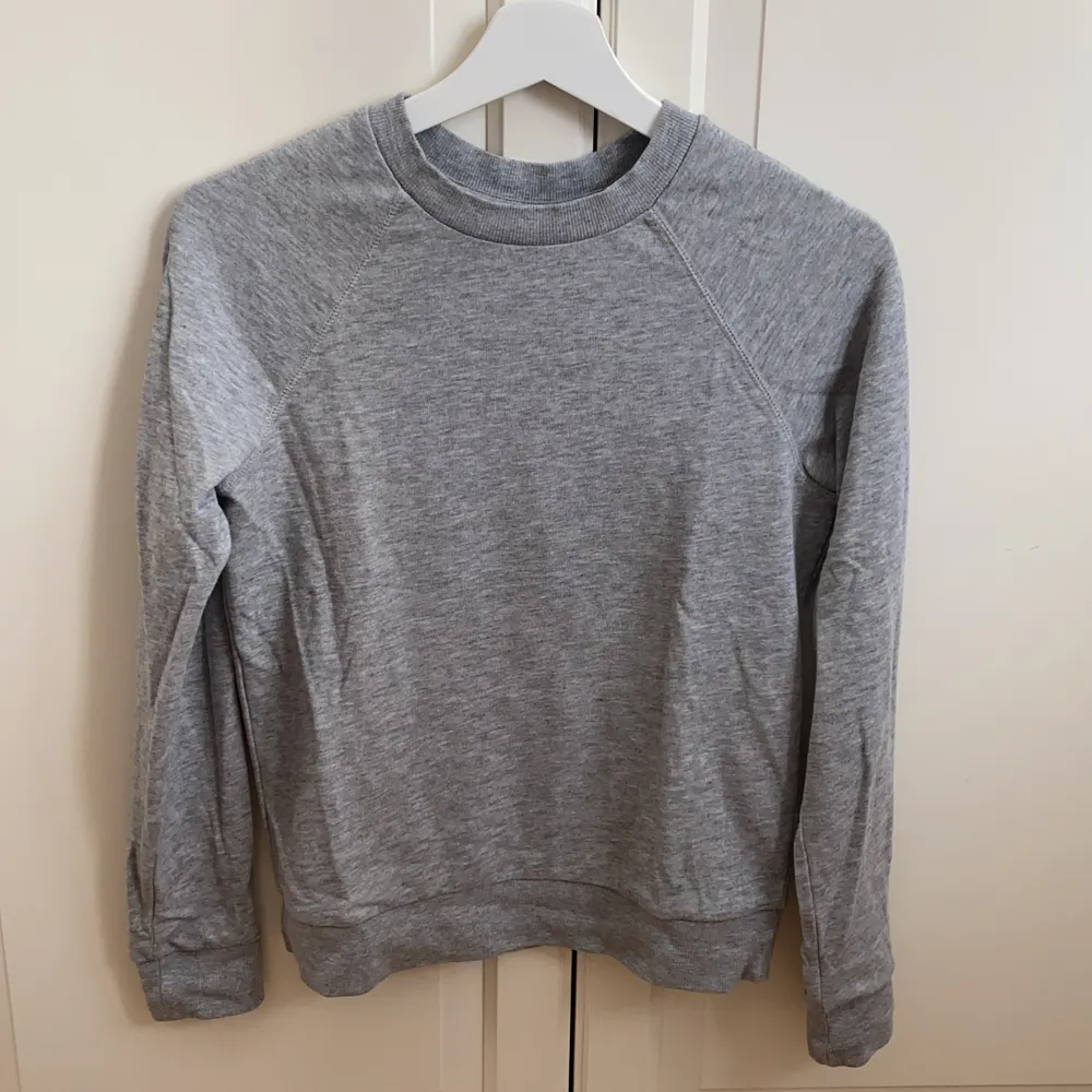 Tunn grå sweatshirt från H&M (Divided) i storlek XS 🤍🤍 Tröjan är i fint skick! Samfraktar gärna med andra plagg och betalning sker via Swish 🥰. Tröjor & Koftor.