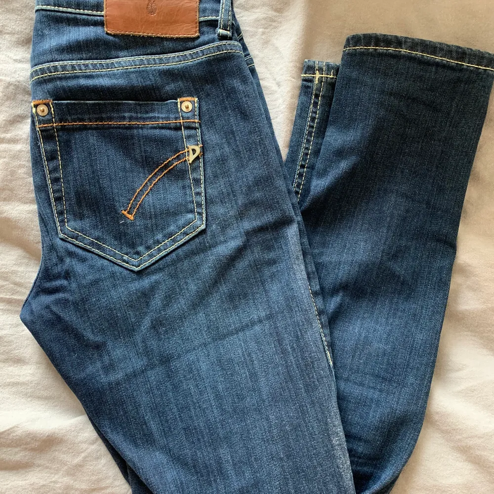 Supersnygga dondup jeans, snygg blå tvätt med avbrytande sömmar, jättebra skick, storlek 27. Jeans & Byxor.