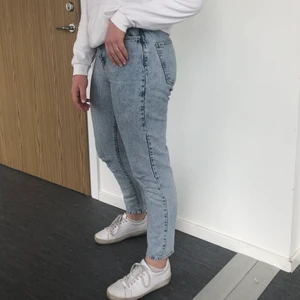 Mom jeans  - Ljusblåa mom jeans från Gina. Frakt tillkommer💕