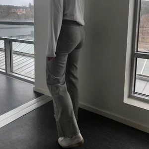Gråa jeans - Väldigt snygga jeans från Zara. Sista bilden visar färgen bäst. Frakt tillkommer. Vid mycket intresse får man buda i kommentarerna💕