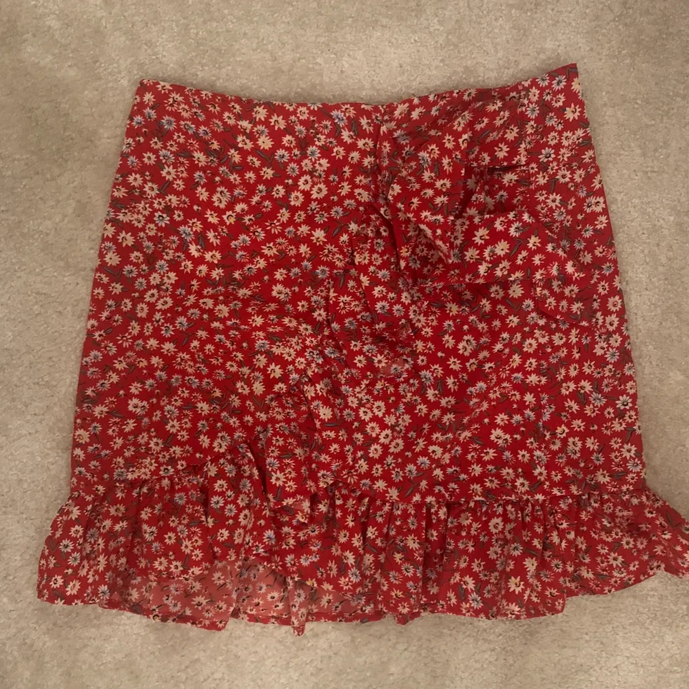 Röd, kort volang kjol från Shein - perfekt sommarplåga. Säljer då det inte används - mycket bra skick. Vi leverans står köparen för frakt.. Kjolar.