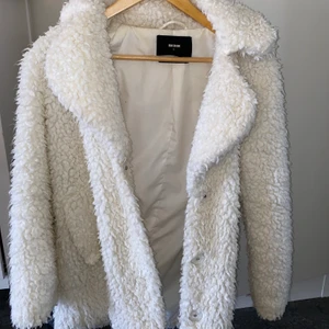  jacka  - Skön att ha på våren och hösten, finns knappar så man kan knäppa den med. 