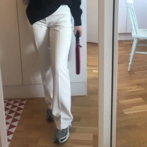Vita kostymbyxor - Säljer dessa vita kostymbyxor som endast är använda ett fåtal gånger, superfina och passar perfekt på mig som brukar ha storlek s/xs och är 160 cm lång✨✨✨✨