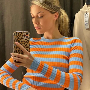 Tröja från ZARA - Svinsnygg tröja från ZARA. Använd en gång. Bud börjar på 100kr. 