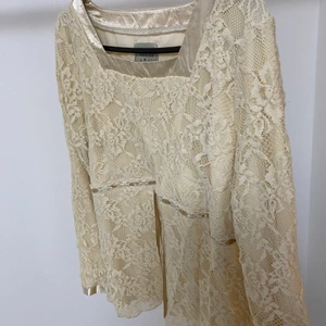 Tröja -  Vitt fina tröja som bara en gång använda som jag köpte 450kr men jag vill sälja 130kr