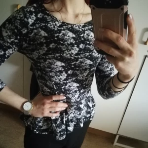 Bik bok topp xs  - Jätte söt topp från bik bok men som tyvärr inte kommer till användning. Blommigt mönster i svart, vitt och grått. Storlek xs med utsvöngninf vid midjan. 