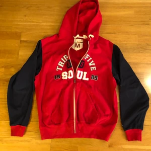 Triple 5 Soul röd hoodie  - Hoodie av märket Triple 5 Soul. Begagnad i bra skick. 