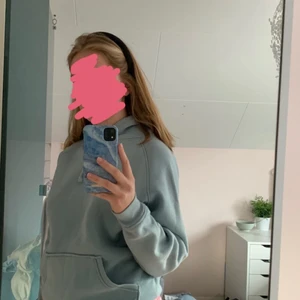Ljusblå hoodie - Inköpt för 299 kr, kontakta vid intresse💙pris kan diskuteras!
