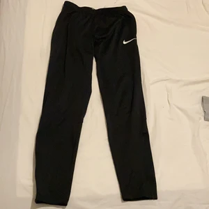 Nike Dri-Fit byxor - svarta - Väldigt bra skick - 9/10, priset inkluderar ej frakten, tar swish, kan skicka fler bilder!