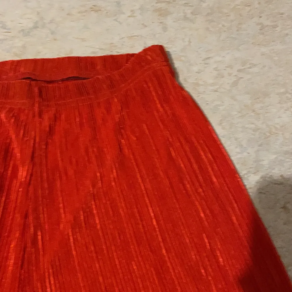 Röd byxa aldrig använd, perfekt till sommaren när de är varmt ❣️. Jeans & Byxor.