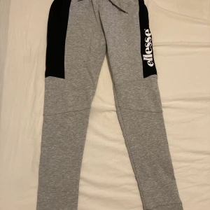 Ellesse gråa mjukbyxor - Mycket bra skick - 9/10, priset inkluderar ej frakten, tar swish