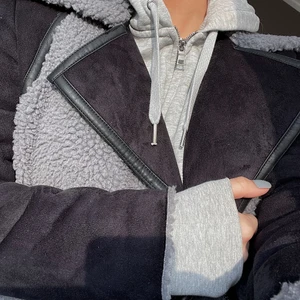 Grå/svart jacka från BikBok - En grå/svart något varmare jacka. Två år gammal i bra skick. Storlek XS men skulle även kunna passa S 💛  Lägg bud om du är intresserad! 