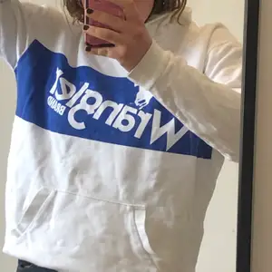 Mysig fräsch wrangler hoodie! Mycket bra skick. Bara att skriva om du har några frågor! <3 :)