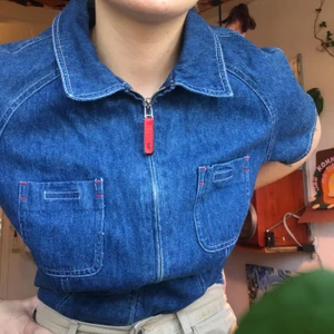 Vintage jeansskjorta - Fin vintage jeansskjorta,  troligen 80-tal. Blixtlås längst med hela så den går att öppna