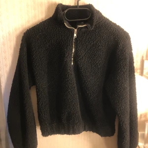 Teddy tröja - En jätte fin Svart Teddy tröja i storlek xxs, tröjan är ifrån Gina tricot i väldigt bra skick!