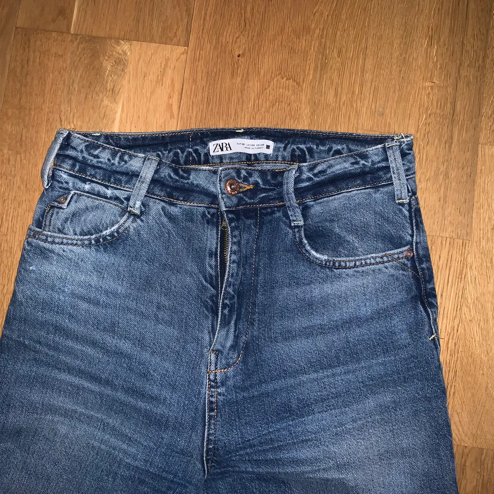 Dessa snygga jeansen från Zara. Sparsamt använda o i gott skick. Original dragkedjan är utbytt då den gick isönder. Storlek 36, skulle nog passa 34 också. Jeans & Byxor.