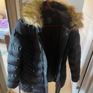 Polo Club Jacka  - Säljer en helt oanvänd Polo Club Jacka storlek M. Prislappen hänger kvar. Köptes för ett tag sedan men aldrig kommit till användning. Nypris 1600! Endast swish betalning, kan skickas, bjuder på frakten! 