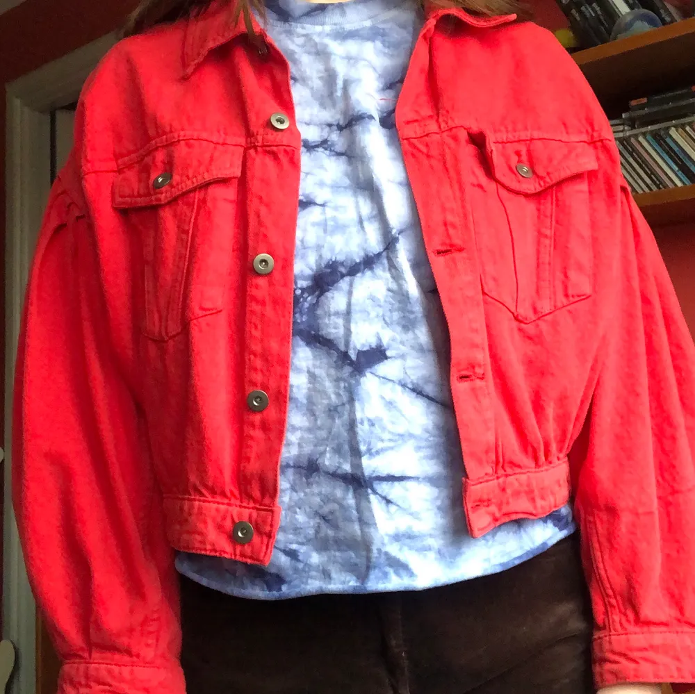 Croppad röd jeansjacka med ballongärmar från H&M köpt secondhand, använd 2 ggr av mig. Jag på bilden har storlek M👍🏻 Den är i använt skick men inga skador :). Jackor.