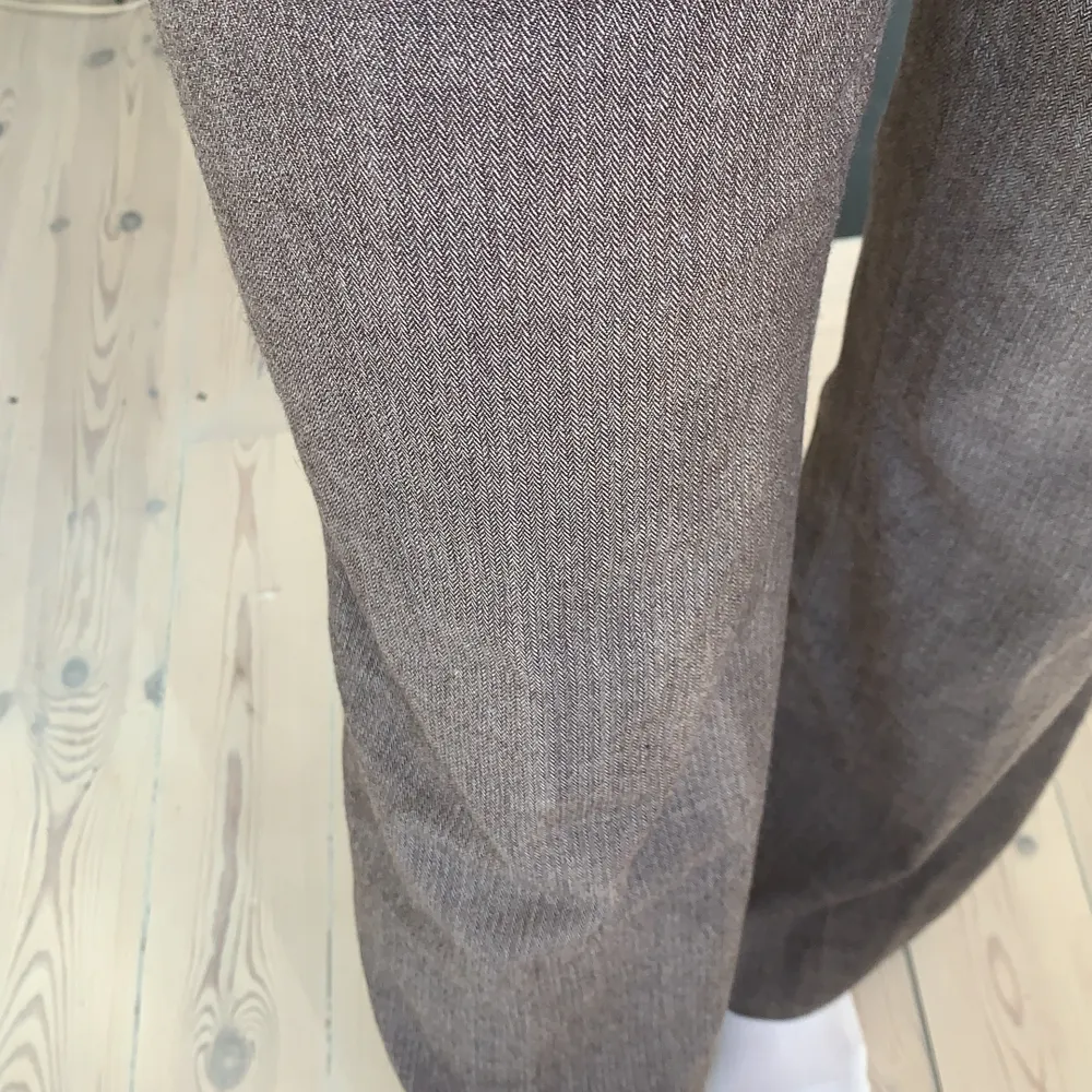Bruna kostymbyxor som enligt mig är storlek S! Jag är 171 cm och har vanligtvis S. Köparen står för frakt😊. Jeans & Byxor.