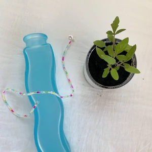 Superfint halsband!  - Har gjort detta super somriga halsbandet! 💞💚🧡 Det är 40 cm långt och har en blandning utav många färger. Det finns ett klolås som man stänger halsbandet med. Det kostar 65kr + 12kr frakt 🚚 