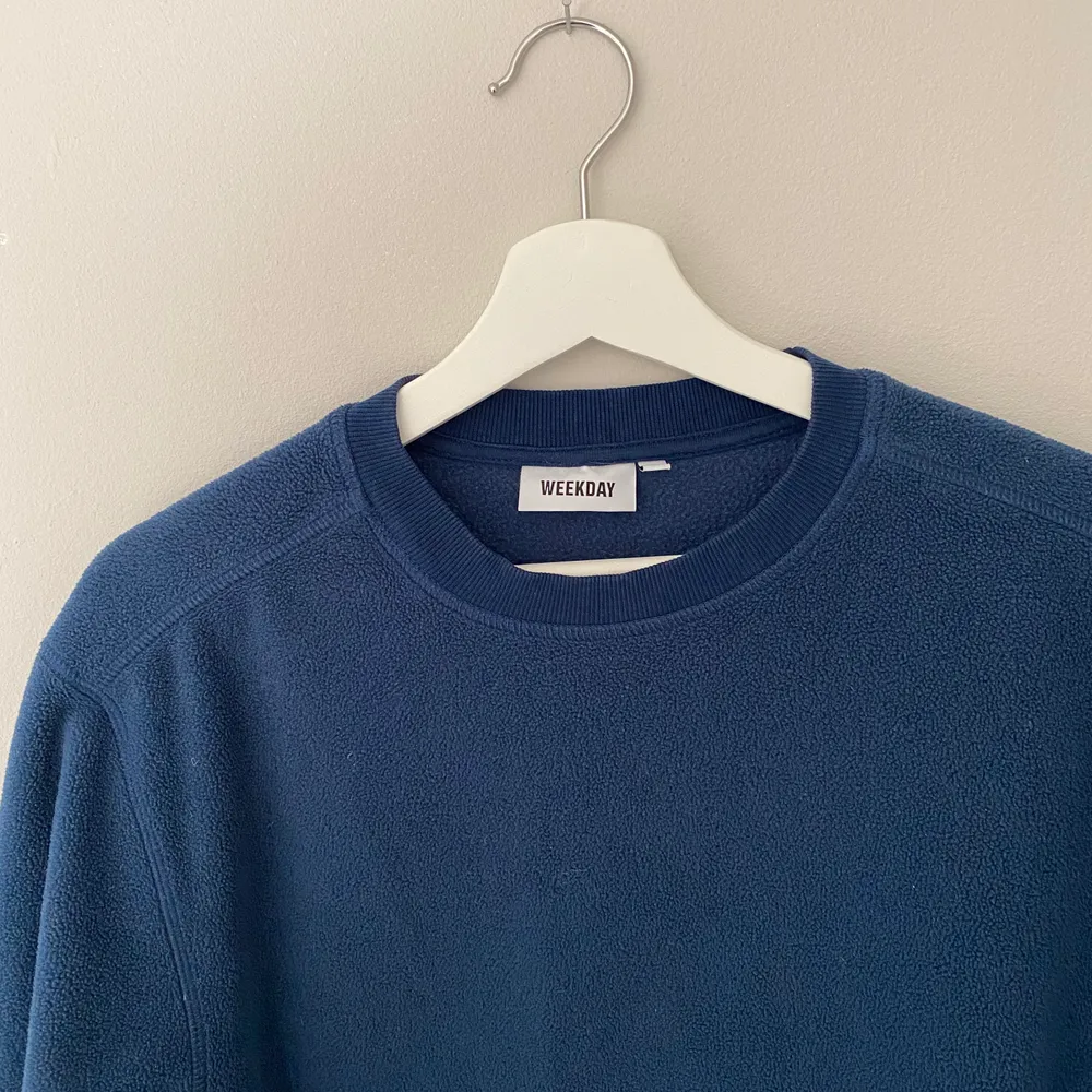En snygg mörkblå tröja i fleece material från Weekday! Köpt förra året men ej mycket använd💓  köparen står för frakten . Tröjor & Koftor.