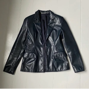 Blazer - Så fin blazer från Pennyblack! Väldigt fint skick. Nypris ligger på runt 2000 kr. Mitt pris: 499 kr. Frakt tillkommer på 66 kr. 