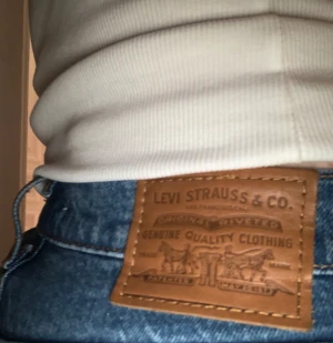 Vintage Levi’s  - Super sköna; sitter perfekt i midjan men ändå lite störa vid låren (råka beställa 2 av dessa - därför säljer jag ena paret för ett billigare pris😩❤️❤️) snygg vintage Levis och har en perfekta denim wash 🧼 original pris 1200kr