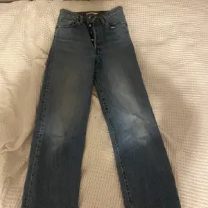Ett par snygga levis jeans köpte för ett år sedan, använda men nyskick. Säljer pga ja inte använder längre. Modellen är helt rak, väldigt strechiga. strl 27 i waist men för mig som är 28 passar de superbra. köpta för 1200. pris går att diskutera