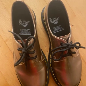 Dr. Martens låga - Helt nya å oanvända. Köptes för 700