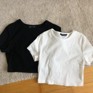 Två croppade t shirts - Köpta ifrån SHEIN. Väldigt bra kvalitet, säljer då jag har flera likadane. Du kan köpa båda för 145+ frakt eller st för 75+ frakt 