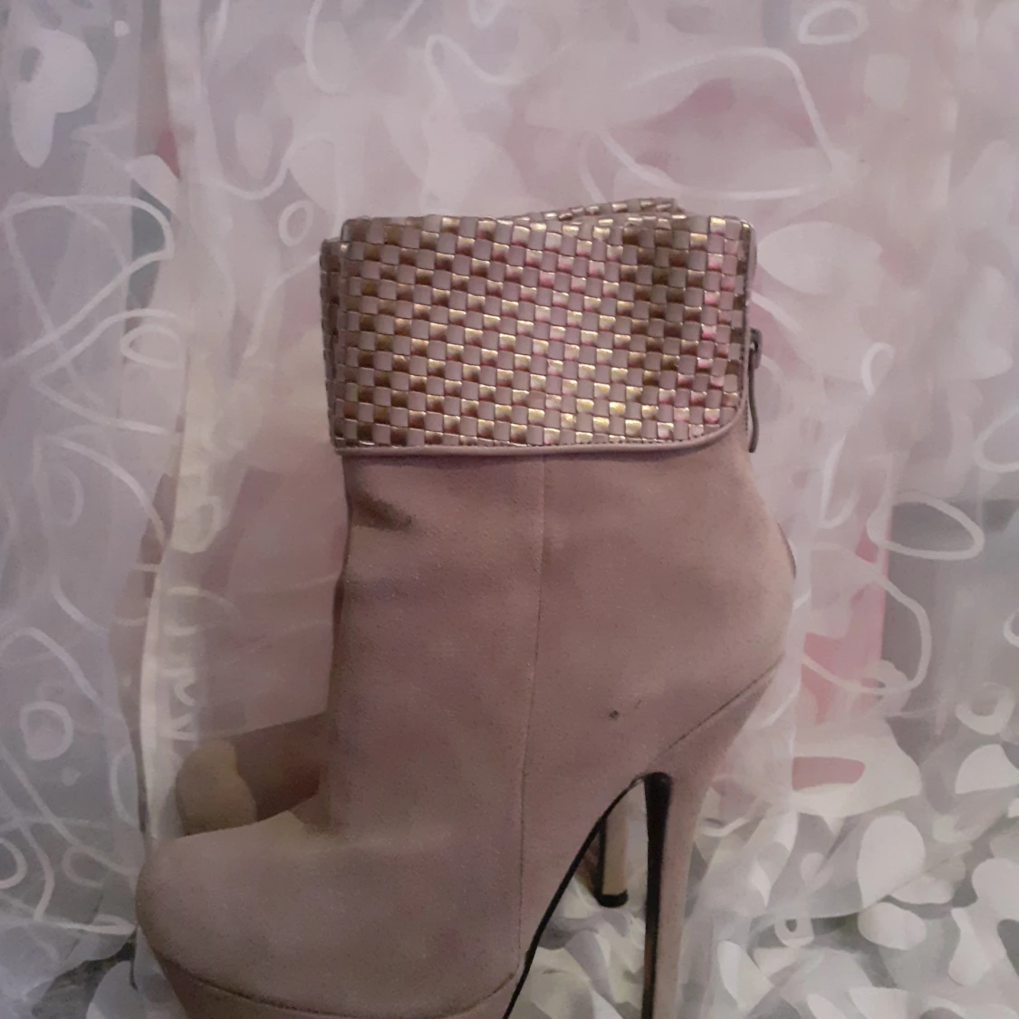 Högklackade beiga mocka skor  - 90