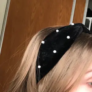 Svart diadem med pärlor ⚡️⚡️ 10 kr extra för en tillhörande scrunchie 🦋