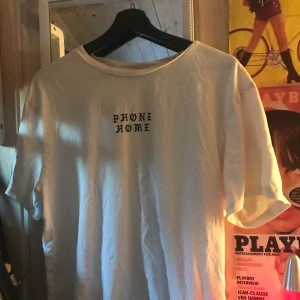 ET tröja - dehär har varit min favorittröja så länge men nu förtjänar den nytt hem, ET trycket på ryggen och texten är i fram