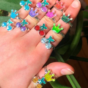 Små färgglada ringar - Nu säljer jag 14 stycken olika ringar för 10kr styck                                     🍒 7 med körsbär                                                         👑 7 med kronor som ljuset i mörkret                                                        De är ca. 5 cm i omfång men går att göra större