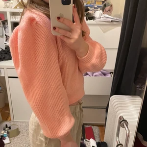 Stickad tröja - Supermysig tröja med puffärmar i så fin färg. Nyskick! Fraktar eller möts upp i Stockholm