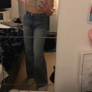 Wide jeans - Säljer dessa monki jeans då de aldrig kommit till användning och är inte riktigt min stil, går ner till marken på mig som 173. 
