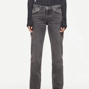Gråa Zarajeans - Säljer dessa slutsålda & populära jeans från zara pga försmå för mig! Helt nya med prislapp kvar. Små i storleken, skulle säga att dessa är mer som en liten 38 än en 40!💗 köparen står för frakt. Nypris:399kr 💕 buda från 200kr eller köp direkt för 550kr! ❗️Bud ligger på: 400kr❗️