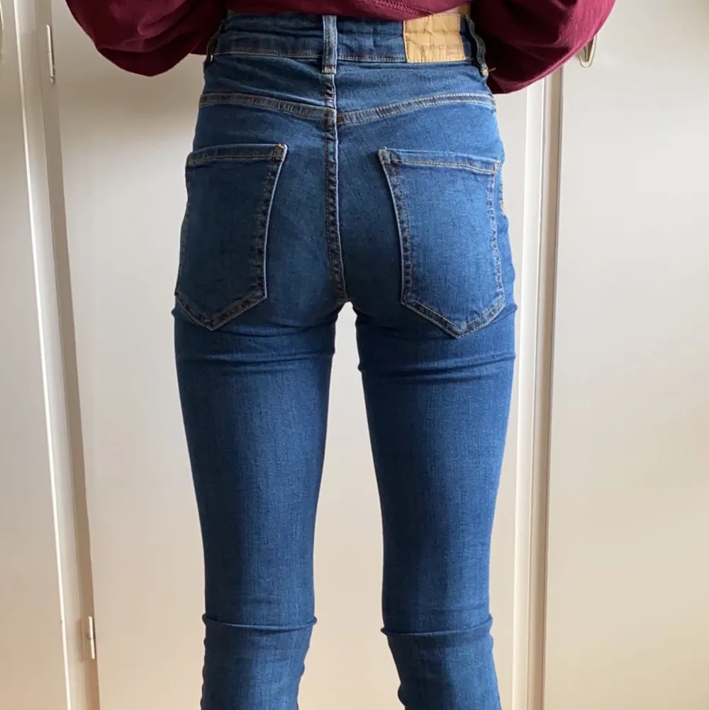 Jag säljer dessa skinny jeans i modell Molly som jag tyvär inte har  användning för. Byxorna kommer ifrån Giga tricot och är i mycket bra kvalite och skick. Hör av dig om intresse finns💕. Jeans & Byxor.