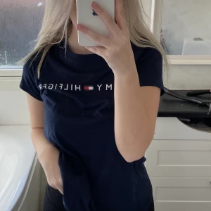 Tommy hilfiger tröja - En helt oanvänd tröja som jag säljer pågrund av att den tar plats i garderoben! Den är helt oanvänd och orginal priset ligger på ca 270kr