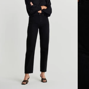 Svarta 90s jeans från Gina st 36 - Hej säljer mina fina byxor ifrån gina de är andvända en gång då eftersom jag testade de, men jag drog av pris lappen så kan inte lämna tillbaka de🤍 skriv för mer bilder och information❤️